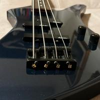 Basso elettrico metallaro