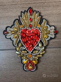Cuore sacro applicazione paillettes e cristalli