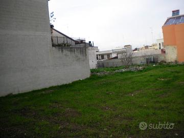 PRIVATO vende terreno, con utenze pubbliche, di235