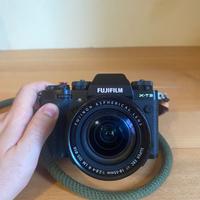 Fuji xt3 con obiettivo 18-55 mm e accessori