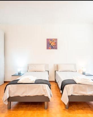 letti singoli e comodini 
