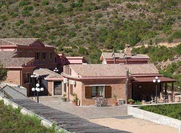 struttura ricettiva con camere e ristorante su 54