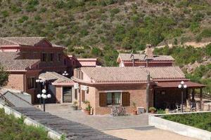 struttura ricettiva con camere e ristorante su 54