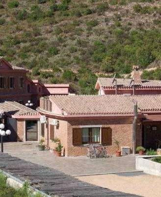 struttura ricettiva con camere e ristorante su 54