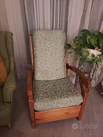 Poltrona reclinabile in legno con fodera damascata
