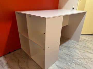 Scrivania con cassetti