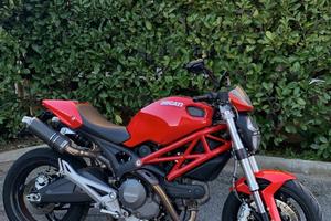 DUCATI MONSTER 696