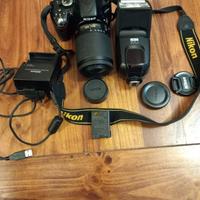 macchina fotografica Nikon 510 con flash