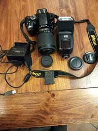 macchina fotografica Nikon 510 con flash
