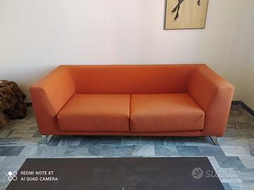 Divano arancione 2 post