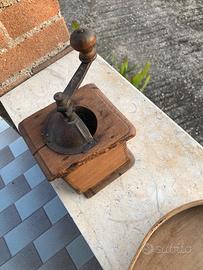 Macina caffe e taglia formaggio