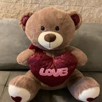 Orso di peluche con cuore