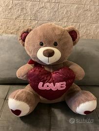 Orso di peluche con cuore