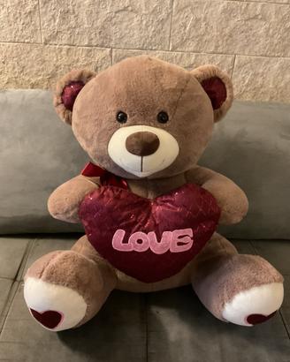 Orso di peluche con cuore