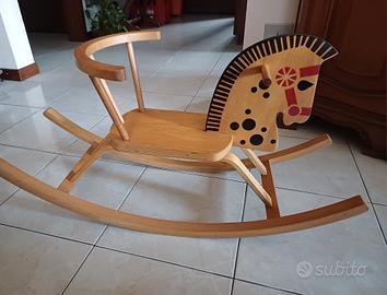 cavallo a dondolo in legno