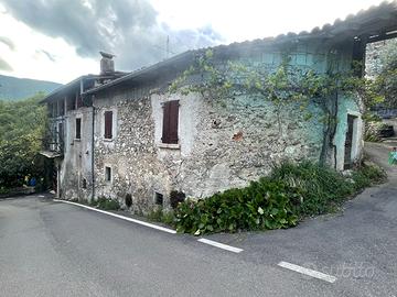 Proprietà da ristrutturare in contrada soleggiata