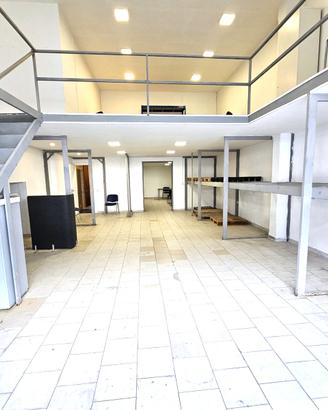 Locale Arredato Business Center Parking Vigilanza