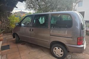Nissan Serena storica