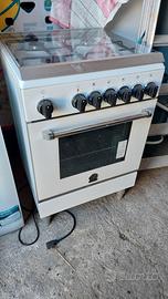 Fornello 4 fuochi  100€.