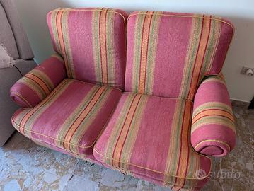 Divano a due posti con rivestimento in tessuto