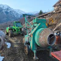 Betoniera ad inversione autocaricante