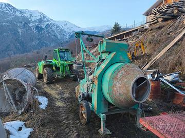 Betoniera ad inversione autocaricante