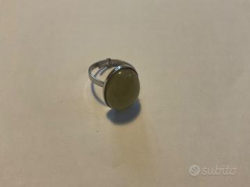 Anello con pietra