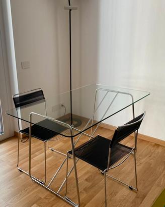 Tavolo in vetro e metallo - design moderno minimal