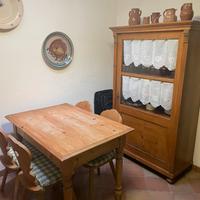 Credenza e tavolo in stile tirolese