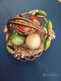 cesto con uova dipinte a mano.