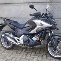 Honda NC 750 X DTC ABS Travel Edition del 2018 tra