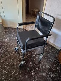 Sedia a rotelle con comoda integrata - pratica e m