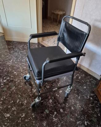 Sedia a rotelle con comoda integrata - pratica e m