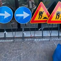 Cartelli stradali con cavalletto