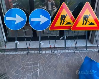 Cartelli stradali con cavalletto