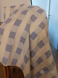 Tovaglia a quadri in lino e cotone fatta a mano