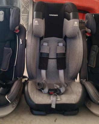 3 seggiolini auto con attacco isofix  25 € l' uno