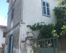 Gorizia, casa con giardino da ritrutturare