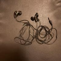 Due auricolari con filo