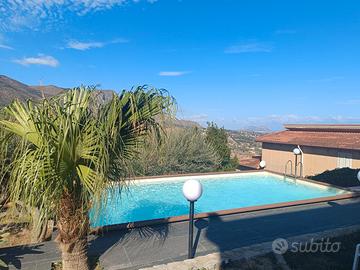 Villa con piscina e terreno indipendente