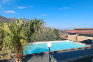 Villa con piscina e terreno indipendente