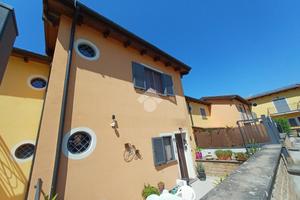 VILLA A SCHIERA A NEPI
