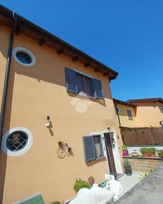 VILLA A SCHIERA A NEPI
