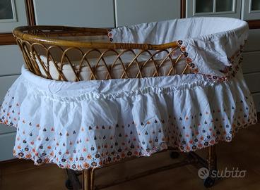 Culla in vimini con ruote e copertura