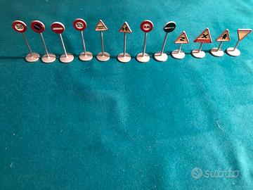 Set 12 Segnali Stradali Dinky Toys Meccano Metal