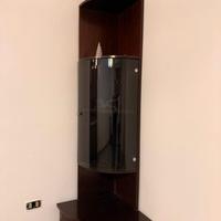 Mobile-vetrina angolare a colonna anni '60.