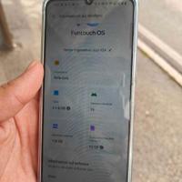 Un telefono usato per un mese, con tutti i suoi ac