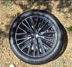 N.4 Bridgestone 235/50 R19 99V