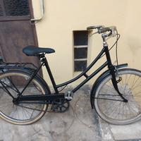 OLANDESINA NERA DA DONNA IN BUONISSIME CONDIZIONI.