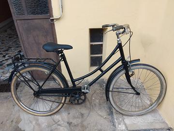 OLANDESINA NERA DA DONNA IN BUONISSIME CONDIZIONI.